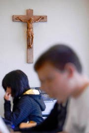 Das Kruzifix ist im Schulzimmer verboten, aber das Kopftuch ist erlaubt. Im Bild: Unterrichtsszene im Schulhaus Weiher in Gossau. (Bild: Keystone/Gaetan Bally)