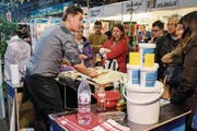 Klassische Messesituation: Verkäufer will sein Produkt an den Mann und die Frau bringen. (Bild: Keystone)