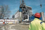 Derzeit werden beim Aabach-Kreisel 52 Pfähle eingedreht. Sie bilden die Wand für den Tunnelbohrschacht. (Bild: Maria Schmid (Zug, 30. März 2017))