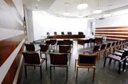 Im grossen Gerichtssaal des Kantonsgerichts Zug stehen sich die zerstrittenen Parteien am 14. September gegenüber. (Bild: Werner Schelber/Neue ZZ)