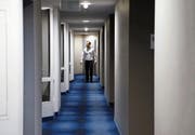 Hinter den Türen schlafen die Gäste: Im Hotelgang kontrolliert Nachtportier Jonas Portmann, ob alle Fenster geschlossen sind.
