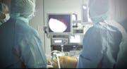 Eine Szene aus dem Film: Ärzte bei einer Knie-OP im Operationssaal. (Bild: Screenshot)