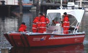 Das Ölwehrboot «Blitz» der Feuerwehr Stadt Luzern im Einsatz. (Bild Feuerwehr Stadt Luzern)