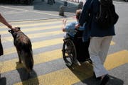 Eine Person überquert die Strasse im Rollstuhl. (Bild: LZ ARchiv)