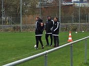 Angeregtes Gespräch beim FCL-Training zwischen Präsident Philipp Studhalter (rechts) und Cheftrainer Markus Babbel (Mitte). (Bild Daniel Wyrsch (Luzern, 20. November 2017))