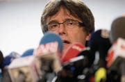 Der katalanische Ex-Regierungschef Carles Puigdemont vor den Medien in seinem Brüsseler Exil. (Bild: Virginia Mayo/AP (Brüssel, 22. Dezember 2017))