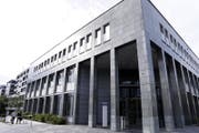 Der Vater des angeklagten hatte keinen Zutritt zum Zuger Gerichtsgebäude. (Bild: Werner Schelbert / Neue ZZ)