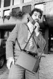 Im September des Jahres 1987 soll das erste Teilnetz des leistungsfaehigeren, handlicheren und auch kostenguenstigeren Natel-C der PTT-Betriebe in der Region Zuerich in Betrieb genommen werden. Die Anschlusskapazitaet betraegt fuer den Anfang 8500 Teilnehmer und kann bis Ende 1987 aber auf 25'000 mobile Telephonabonnenten ausgedehnt werden. (KEYSTONE/Str) (Bild: Keystone (Zürich, 23. Februar 1987))
