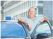 Taxifahrer Bruno Zemp hier mit seinem Taxi vor dem Bahnhof Luzern - wehrt sich gegen die hohen Standgebühren in Luzern. (Bild: Dominik Wunderli / Neue LZ)