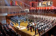Das imposante Finale beim «Tattoo on Stage» im KKL Luzern brachte richtig viel Personal auf die Bühne. (Bild: Philipp Schmidli)
