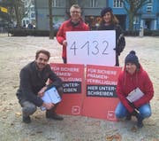Parteipräsident David Roth, Kantonsrat Jörg Meyer, Fraktionschefin Ylfete Fanaj und Parteivizepräsidentin Priska Lorenz (von links) bei der Unterschriftensammlung. (Bild: PD)
