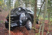 Die Autofahrerin ist mit ihrem Fahrzeug von der Strasse abgekommen und eine Böschung hinunter gefahren. (Bild: Luzerner Polizei)