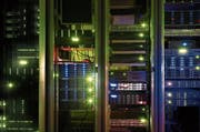 Rechenpower statt meterlange Gesetzessammlungen: Rechtsabteilungen von Finanzinstituten setzen zunehmend auf Computerprogramme. (Bild: Gaetan Bally/Keystone)