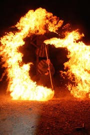 Flammenkünstler Andreas Lanzendörfer hat den Burning Man in Flammen gesetzt. (Bild: Stefan Bossart)