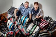 Andreas Banz (36) und Astrid Bürli (30) stellen zu Hause in Richenthal aus alten Autogurten Umhängetaschen in verschiedensten Farben her. (Bild Pius Amrein)