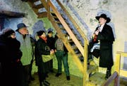 Der Turmwächter Balz Utiger (rechts) ist gleichzeitig auch noch ein Barde. (Bild: Stefan Kaiser (Zug, 3. März 2018))