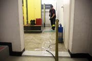 Einer der insgesamt 97 Einsätze der Feuerwehr in der Stadt Zug: Ein überfluteter Garderobenbereich. (Bild: PD/Stadt Zug, 18. August 2017)