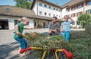 Lukas Fries mit seinen Zwillingstöchtern Salome (links) und Mirjam im Klosterhof. (Bild: Dominik Wunderli (Schüpfheim, 22. Juni 2017))