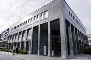 Ivo Romer und sein Anwalt gehen ins Gerichtsgebäude in Zug. (Bild: Werner Schelbert / Neue ZZ)