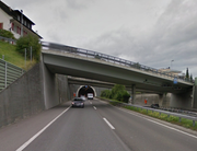 Östlich des Blatttunnels in Wollerau führt die Kantonsstrasse mittels einer Brücke über die Autobahn A3. (Bild: Google Maps)