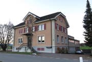 Schulhaus Niederwil, erbaut 1897 bis 1899, nach einem Entwurf des Zuger Baumeisters Johann Landis durch Leopold Garnin. Das typische Kleinschulhaus in ländlicher Umgebung ist nun Teil des Inventars der schützenswerten Denkmäler. (Bild: PD)