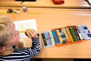 Trotz hitziger Debatte: Laut den Machern des Lehrplan 21 werden die Veränderungen in der Schule «überdramatisiert». Im Bild. Ein Primarschüler während des Unterrichts. (Bild: Keystone/Gaetan Bally)