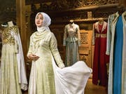 Die 27-jährige Designerin Dian Pelangi, in ihrer Heimat eine Berühmtheit, trägt in ihrer Boutique im hippen Stadtteil Kemang eines ihrer eigenen Kleider. (Bild: Graham Crouch (Jakarta, 22. Januar 2018))