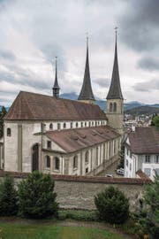 Die Hofkirche mit dem Chorteil des Gebäudes im Vordergrund. (Bild: Nadia Schärli (Luzern, 12. September 2017))