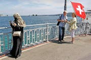 Eine arabische Touristin am Genfersee. Sie trägt einen Nikab, der wie die Burka via Volksinitiative verboten werden soll. (Bild: Keystone)