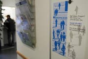 Im Warteraum des Sozialamtes in Luzern am Pilatusplatz kam es zu unschönen Szenen. Speziell geschulte Mitarbeiter kommen in solchen Fällen zum Einsatz. (Bild: Boris Bürgisser / Neue LZ)