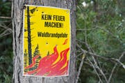 Ein Schild weist auf die Gefahr eines Waldbrandes hin. (Bild: Keystone / Dominic Steinmann)