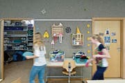 Das Fach Handarbeit (Unterrichtsszene) an der Kanti soll abgeschafft werden. (Bild: Pius Amrein)