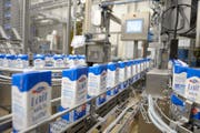Produktion Milch im Betrieb in Suhr. (Bild: pd)