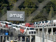 Der Schweizer Autohändler Amag übernimmt die Mehrheit der Car-Sharing-Plattform Sharoo. (Bild: KEYSTONE/WALTER BIERI)