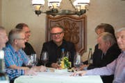 Stadtpräsident Stefan Roth in seinem Lieblingsrestaurant, dem «Ochsen» in Littau. Hier trifft er sich regelmässig mit Freunden am Stammtisch. (Bild Dominik Wunderli)