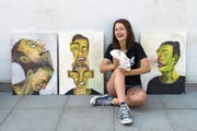 Den Moment des Niesens künstlerisch eingefangen: Paula Weibel mit ihren Werken. (Bild: Eveline Beerkircher (Rothenburg, 22. Juni 2017)