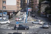 Kreuzstutz-Kreisel mit der Skulptur des Strassenwischers Heinz Gilli in der Mitte. (Bild: Nadia Schärli (2. August 2017, Luzern))