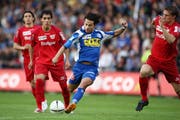 Thuns Oscar Scarione (zweiter von links) und Nelson Ferreira beobachten Chiumientos Schusstechnik beim 4:0-Sieg des FCL im Mai 2008. (Bild Philipp Schmidli / Neue LZ)