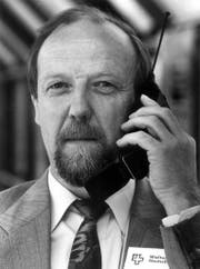 Walter Heutschi, Chef Mobilcom bei der Telecom PTT und "Vater des Natel C" in der Schweiz, haelt sich ein solches ans Ohr. Was am Freitag, 4. Juli 1997, ueber sein Kind zu vernehmen ist, ist nicht erfreulich. Der Betreib des Natel-C-Netzes in der Schweiz wird ab 1. Oktober 1998 massiv eingeschraenkt. 100'000 bis 150'000 Benuetzer werden bis da auf Natel-D umsteigen muessen. Die Natel-C Telefone landen nach Heutschi auf dem Schrott. Vgl. SDA bsd014. (Keystone/Archivbild) (Bild: Keystone (3. Juli 1997))