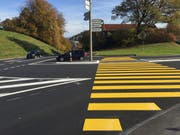 Deutlich leiser: Der lärmmindernde Deckbelag auf der Adligenswilerstrasse in Ebikon. (Bild: PD)