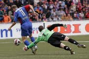 Die entscheidende Szene im Cupfinal 2007. Nach diesem Rencontre im Strafraum erhält Basel einen Penalty. Daniel Majstorovic schiesst das 1:0. (Bild: Peter Klaunzer/Keystone (Bern, 28. Mai 2007))