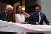Eine Dreierrunde eröffnet die Uhren-Boutique am Stadtluzerner Grendel (von links): Verwaltungsratspräsident Jörg G. Bucherer, der chinesische Filmstar Li Bingbing und Carl-F.-Bucherer-CEO Sascha Moeri. (Bild: LZ/Nadia von Euw, Luzern, 23. August 2017)