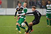Zweikampfszene vom Spiel, welches Kriens (Marco Wiget in Grünweiss) gegen Brühl (Alessandro Riedle rechts) 3:1 gewann. (Bild: Nadia Schärli (Kriens, 8. Oktober 2016))