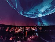 Schweben durch den interstellaren Raum: der 21st Century Chorus im Planetarium des Verkehrshauses Luzern. (Bild: Andre Schmid Photography)