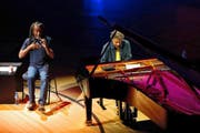 Bewahrten sich die Lust am Experiment: Bobby McFerrin (65) und Chick Corea (74) auf der Bühne des KKL-Konzertsaals. (Bild Corinne Glanzmann)