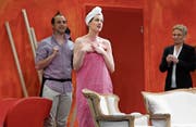 «Pretty Belinda» (Mitte, Sandra Di Puma), Conrad Süess (links, Robin Köpfli) und Fiona Feldbusch (Gaby Spang) glänzen in ihren Rollen im aktuellen Stück der Volksbühne Baar. (Bild: Stefan Kaiser (Baar, 17. März 2017))