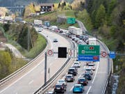 Der Reiseverkehr staute sich am Samstagvormittag vor dem Gotthard-Nordportal bereits auf über 12 Kilometer. (Archivbild) (Bild: KEYSTONE/URS FLUEELER)