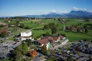 Die Raststätte Luzern-Neuenkirch (Anlage Ost) aus der Vogelperspektive. Links oben das Hotel Holiday Inn Express. (Bild: PD)