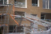 Ein Baugerüst an einem Neubau in Littau ist wegen des Wintersturms Burglind eingestürzt. (Bild: Keystone)