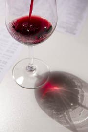 Ein Weinhaendler schenkt Rotwein in ein Glas bei der Berner Weinmesse, am Sonntag, 16. Oktober 2011 in Bern. (KEYSTONE/Peter Klaunzer) (Bild: PETER KLAUNZER (KEYSTONE))